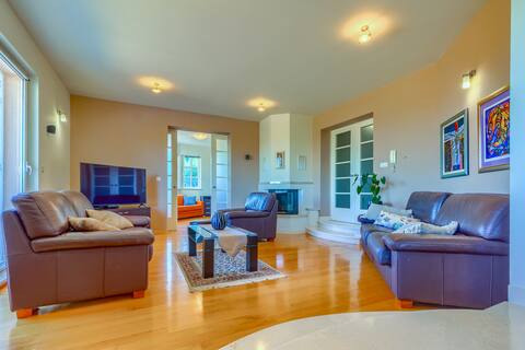 Top performing Airbnb: Private spacious villa with magnificent city views in Grad Solin