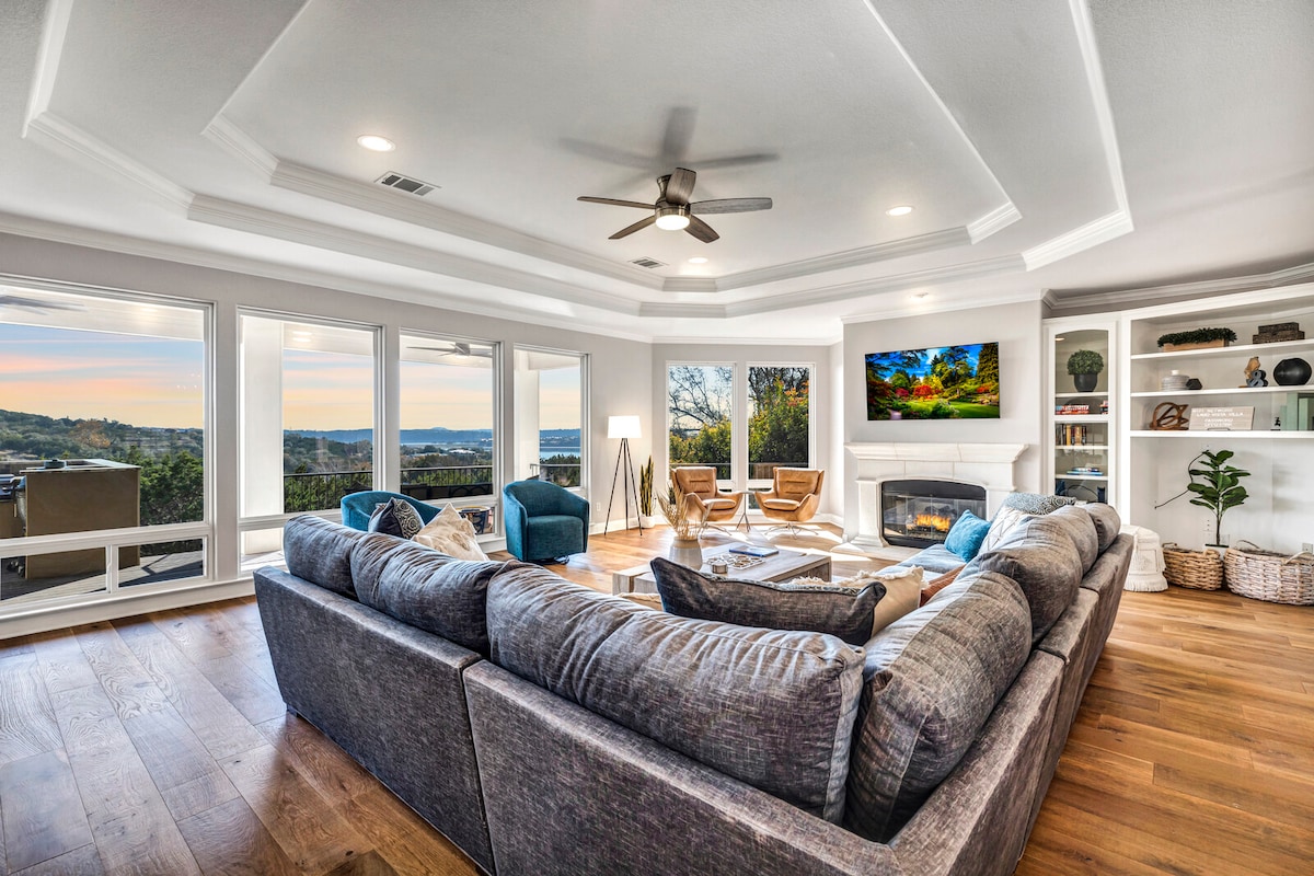Top Airbnb: Villa with panoramic views of the hills and lake! in Lago Vista