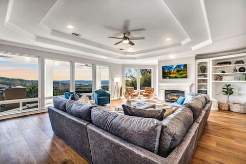 Top Airbnb: Villa with panoramic views of the hills and lake! in Lago Vista