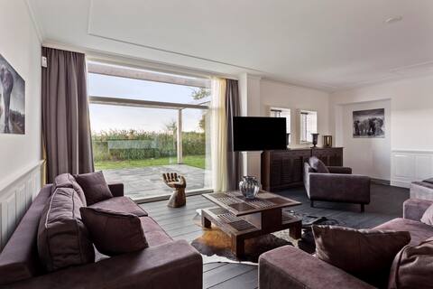 Top Airbnb: Landgoed Hermitage - Villa Euphoria - XXL Zwemspa in Ouddorp Oudeland