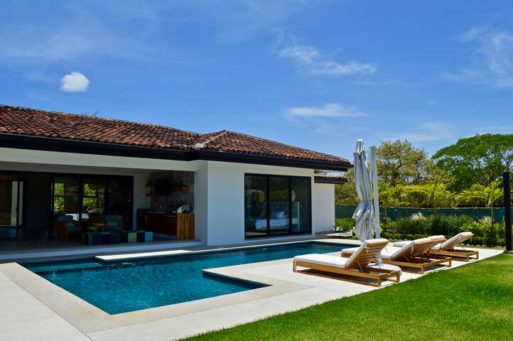 Casa Palmeras • Luxury Villa Near Beach & Surf