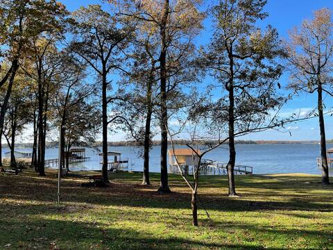 Cottage by the Shore: Catch Sunset on Lake Fork