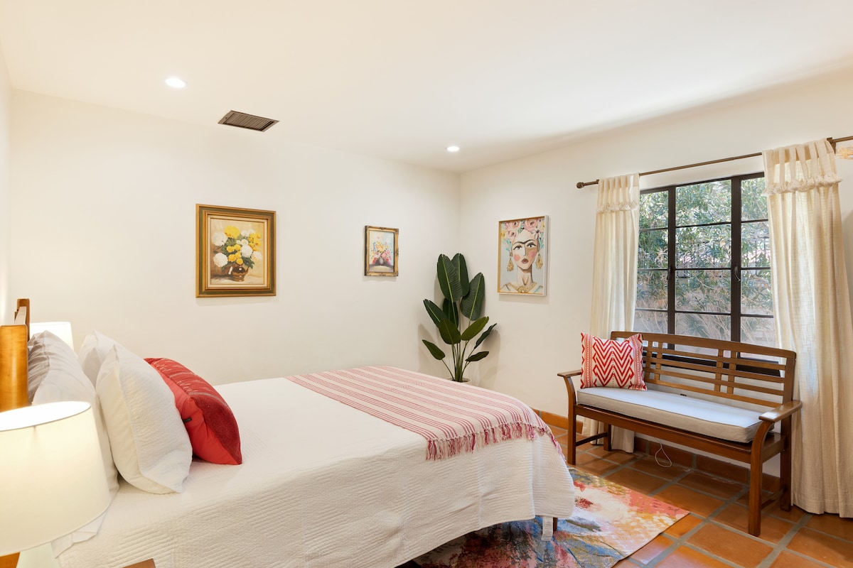 Სასტუმრო საძინებელი მთავარ სახლში