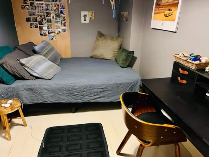 หนึ่งในสามห้องนอนพร้อมเตียงคู่