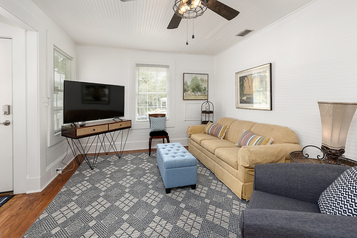 Მისაღები ოთახი 152 × 203 სმ ზომის გასაშლელი დივნით