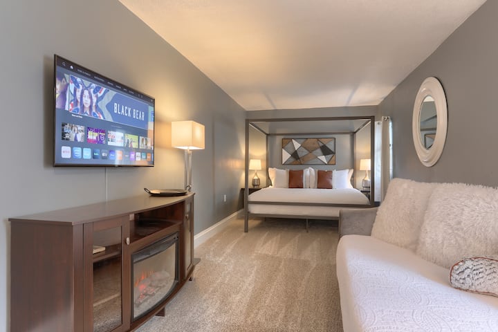 La grande chambre principale accueillante est un sanctuaire que vous ne voudrez peut-être pas quitter. Lit king size pour une bonne nuit de sommeil. Au milieu de la chambre, il y a un coin salon relaxant (lit double pour une personne supplémentaire si nécessaire) avec une grande télévision et une cheminée électrique.