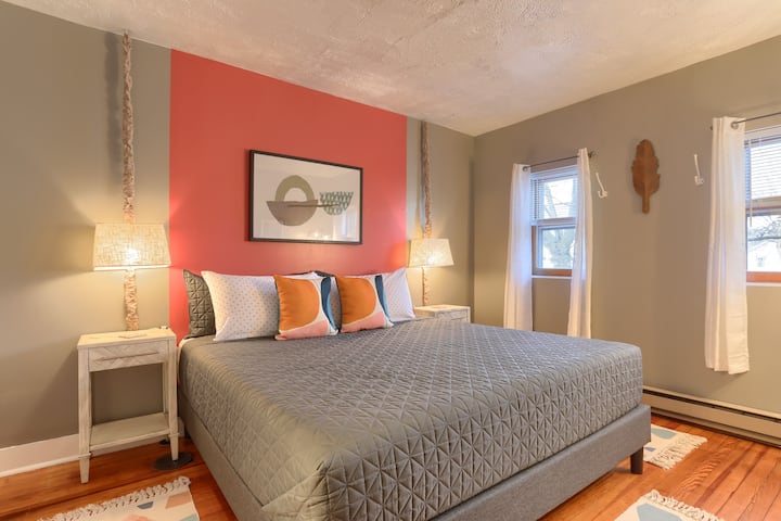Cette chambre est accessible depuis le couloir accessible PAR la chambre avec 2 lits de jour complets. Un lit King Size confortable et spacieux dans une chambre récemment rénovée.