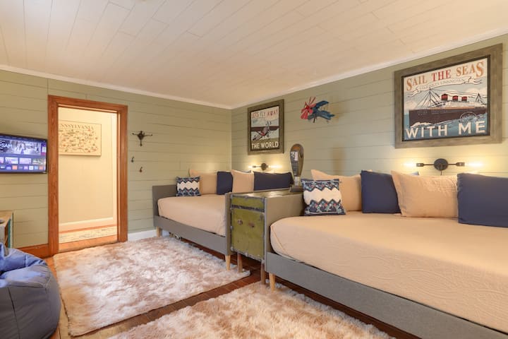 Cette chambre amusante et éclectique dispose de 2 lits doubles. Il s'agit d'une chambre avec visite de la salle de cartographie au couloir qui accède à 2 autres chambres. Lits confortables avec des endroits parfaits pour regarder la télévision.