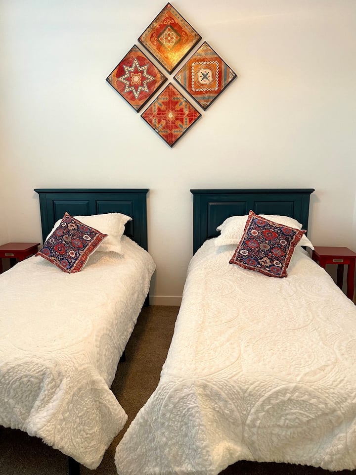 Ორი ორადგილიანი საწოლის ერთად გადაადგილება შესაძლებელია დიდი ზომის საწოლის შესაქმნელად, რაც დამოკიდებულია სტუმრის საჭიროებებზე. Ამ კონვერტაციისთვის გვაქვს დიდი ზომის ბალიშის ზედაპირი და დიდი ზომის თეთრეული. Დამატებითი განმარტებისთვის გვაქვს ვიდეორგოლი, რომელზეც ნაჩვენებია ეს მარტივი პროცესი. 