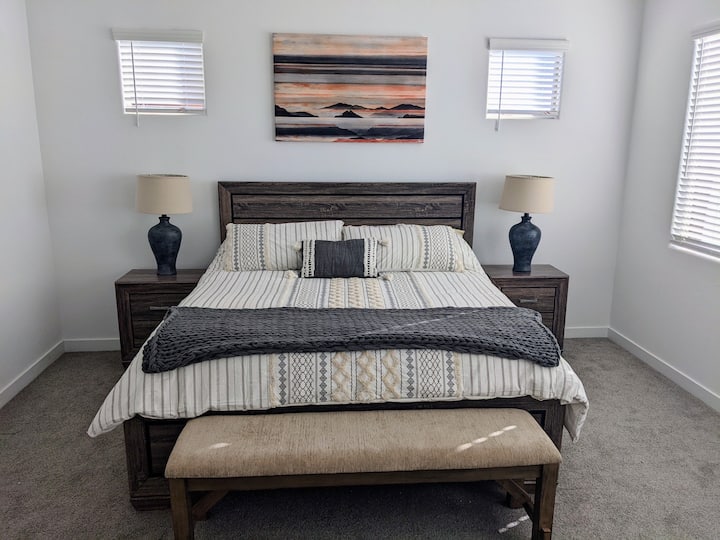 Მთავარი საძინებელი 193 × 203 სმ ზომის საწოლით.