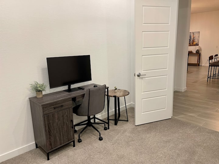 Სახლის ოფისი Samsung Smart Monitor-ით კლავიატურითა და მაუსით ინტერნეტის მარტივი სერფინგისთვის (ორადგილიანი, როგორც სტრიმინგ-ტელევიზია).  Ასევე, შეგიძლიათ შეაერთოთ საკუთარი ვიდეოთამაშები ადაპტირებული HDMI პორტებით. Აქვეა დივანი (საწოლი).