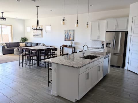 Modern 4bd/2.5ba Home near Verrado