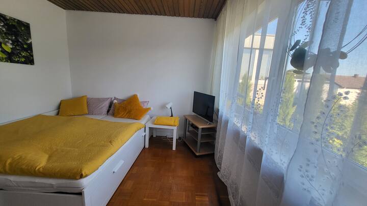 Спална соба со брачен кревет (широк 125 - 149 см