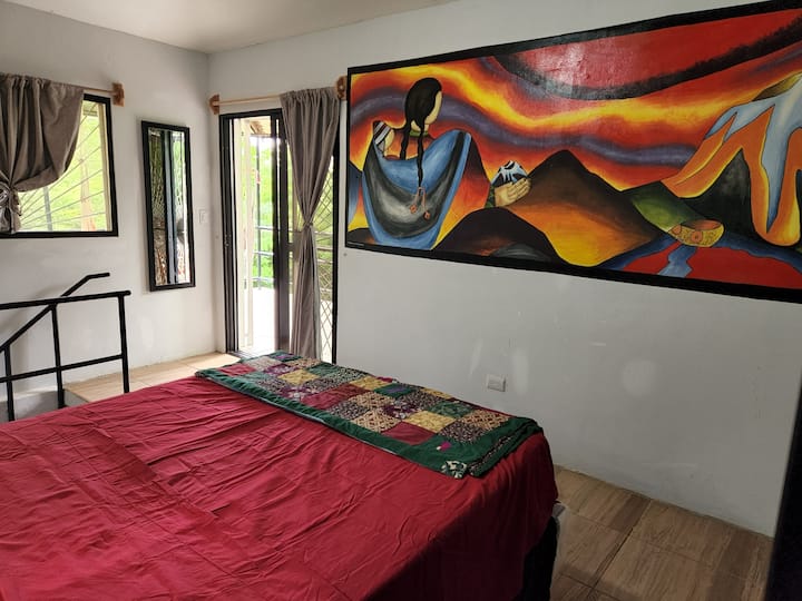 Събудете се с маймуни сред дърветата и шума на морето, заобиколени от пищно андско изкуство.  Вълшебно!