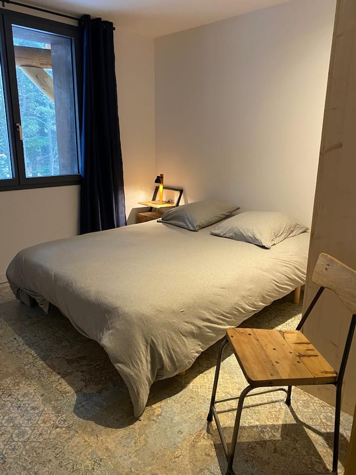 Një nga dy dhomat e gjumit në katin përdhes