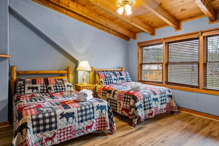 שתי מיטות מלאות הממוקמות למעלה. 