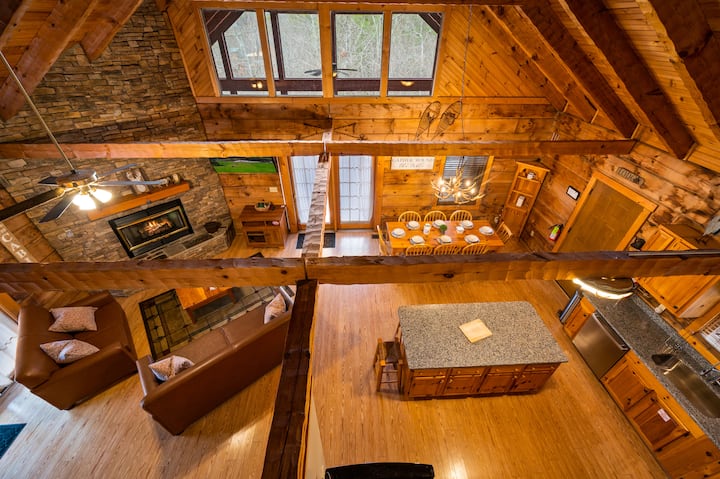 Family Retreat! 4bd/4ba Cabin With Hot Tub! - Sevierville, TN