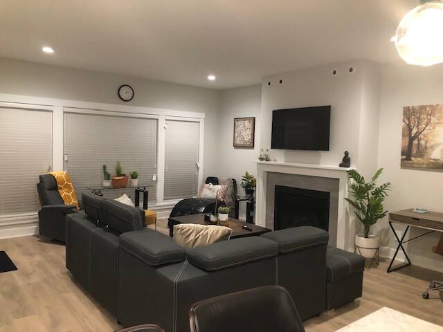 Cheerful 5-bedroom New home with aspectacular view gallery image 2