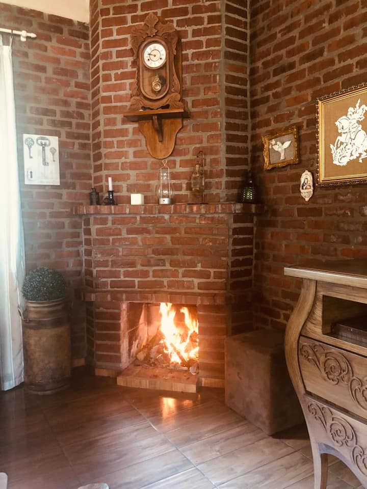 Kamin u dnevnom boravku, odličan za hladnu klimu.