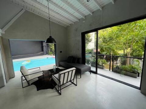 Duplex con piscina, vista verde y cine en casa