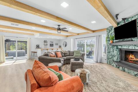 NEW Lake Front W/ Private Dock, Hot Tub & Sauna!