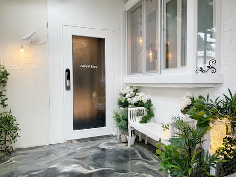 Healing stay & barbecue 'Forest Stay' at an Instagram-sensational interior house