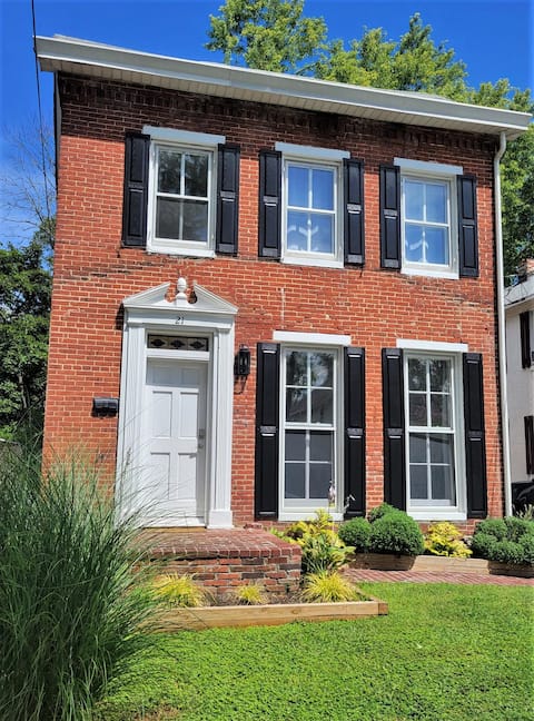 Historic Creekside Home - 2br 2.5ba Downtown
