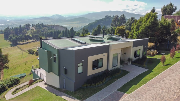Spacious, modern, and peaceful. Spectacular views!
