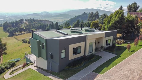 Spacious, modern, and peaceful. Spectacular views!