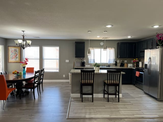 Spacious 4 Beds(2 king 2 queen) 2 Story House