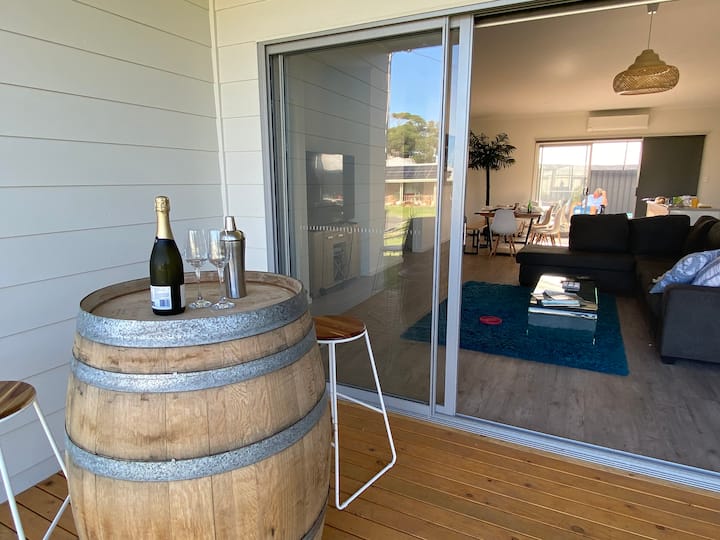 Driftwood modern, great location, pet friendly Vacation homes for