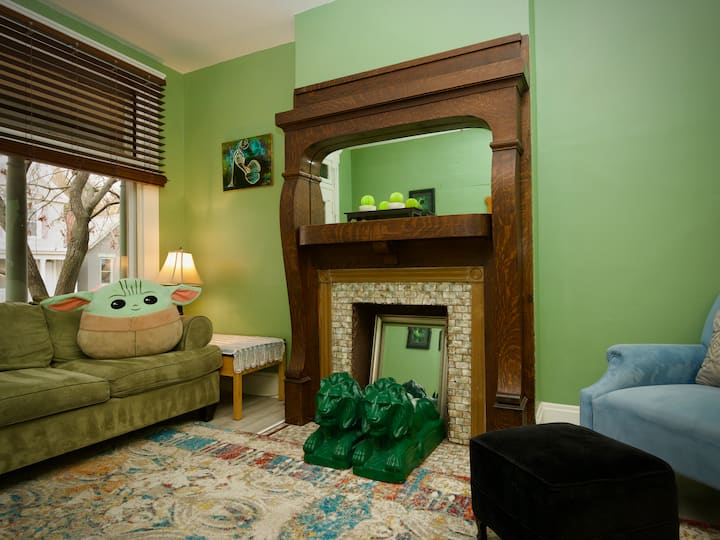 Lion's Lair Historic Home Premium Garage & Locale