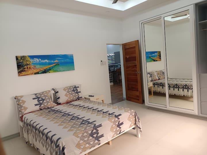 Hlavná spálňa s manželskou posteľou. Keď sa zobudíte, pozeráte sa na oceán s výhľadom na bazén.