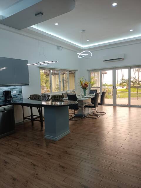 Beachfront Gran Villa at Green Turtle Residences