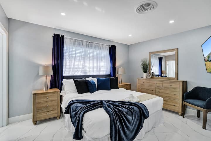 Tu refugio personal te espera en este dormitorio elegantemente decorado, que ofrece tranquilidad y comodidad para noches de descanso y mañanas rejuvenecedoras. ¡Te damos la bienvenida a casa a la relajación y al estilo! ️ #BedroomGoals #HomeSweetHome