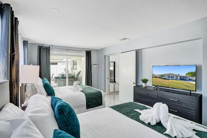 Doble la comodidad, dobla los sueños: sumérgete en un sueño dichoso en nuestra espaciosa cama doble, donde te esperan el descanso y la relajación. ✨ #SweetDreams #SleepInStyle