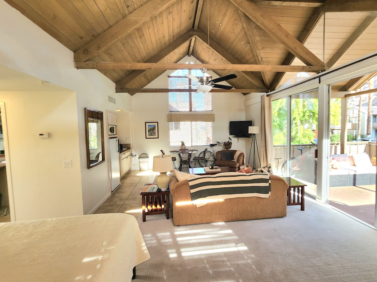 ห้องครัวขนาดเล็กดึงโซฟาปรับนอนโต๊ะรับประทานอาหารจักรยาน 2 คันให้ใช้ในขณะที่เพลิดเพลินกับการเข้าพักในอินเดียนเวลส์