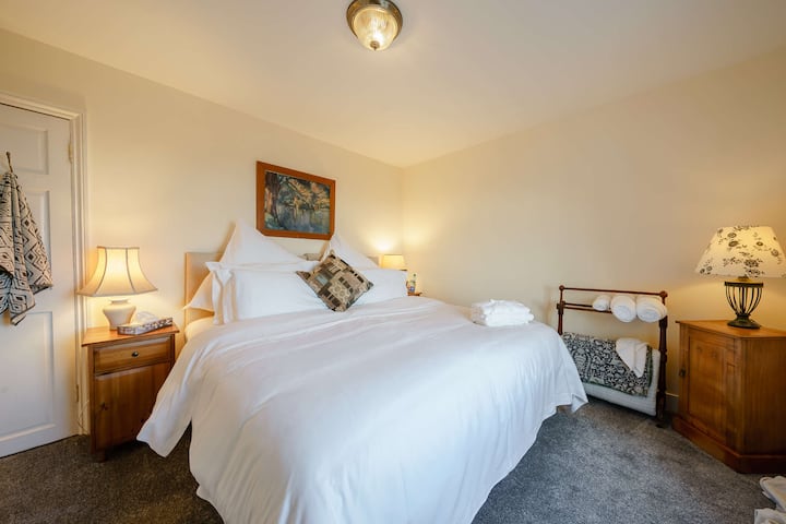 Le lit 1 dispose d'un lit super king size qui peut être divisé en 2 lits simples sur demande.