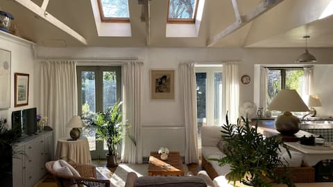 Top Airbnb: Barn End a spacious cottage set in mature grounds in Wiltshire