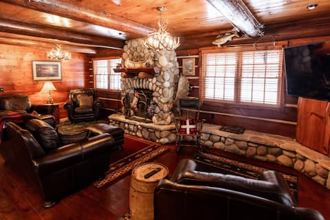 Rustic, Cozy, Modern Cabin on Round Lake!