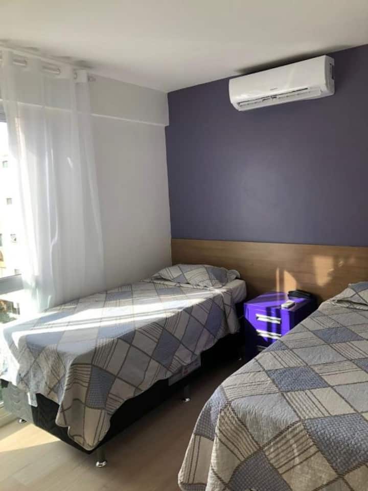 套房配有分体空调、衣柜、街景、有线电视电器、衣柜、床头柜和遮光帘。