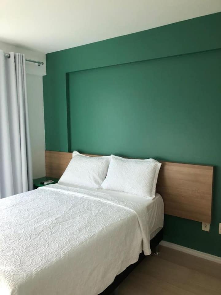 海景套房、分体式空调、有线电视电器、衣柜、床头柜和遮光帘。