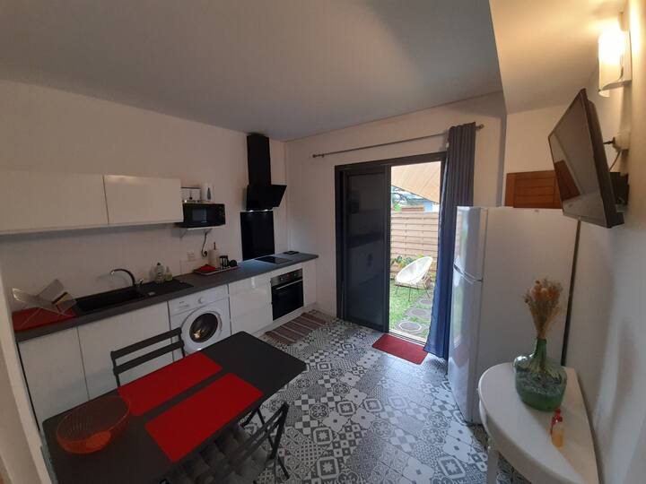 Saint Pierre charming T2 well located in town Vacation homes for