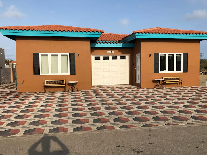 Aruba 2-bedroom Duplex For Rent. 4 Minutes To Eagle Beach And Close To Shopping.