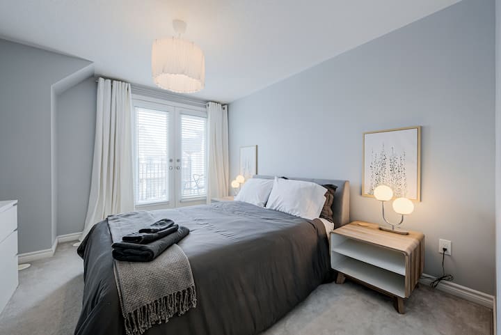 三楼主度假屋配备一张标准双人床，是一片宁静的绿洲。步入式衣柜或6个抽屉梳妆台有足够的储物空间。主卧室的另一个阳台非常适合享受傍晚的微风。