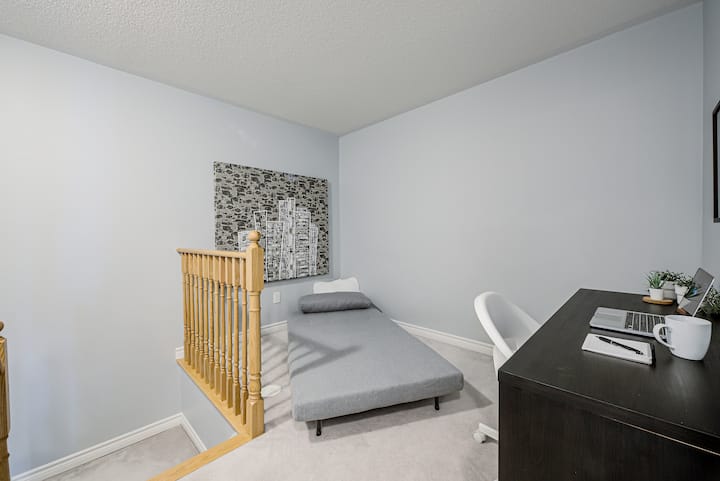 为额外的房客提供过夜住宿，躺椅可折叠成一张单人床，并配有床上用品。 