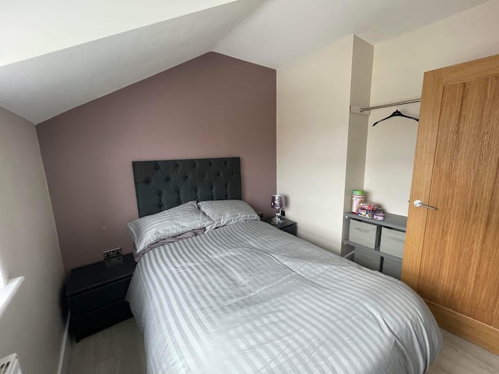 Hermosa habitación doble espaciosa, 
Tiene un armario abierto incorporado con mucho espacio para guardar tus pertenencias. 
Toca la lámpara al lado de la cama, 
Almohadas de lujo, etc. para el máximo confort