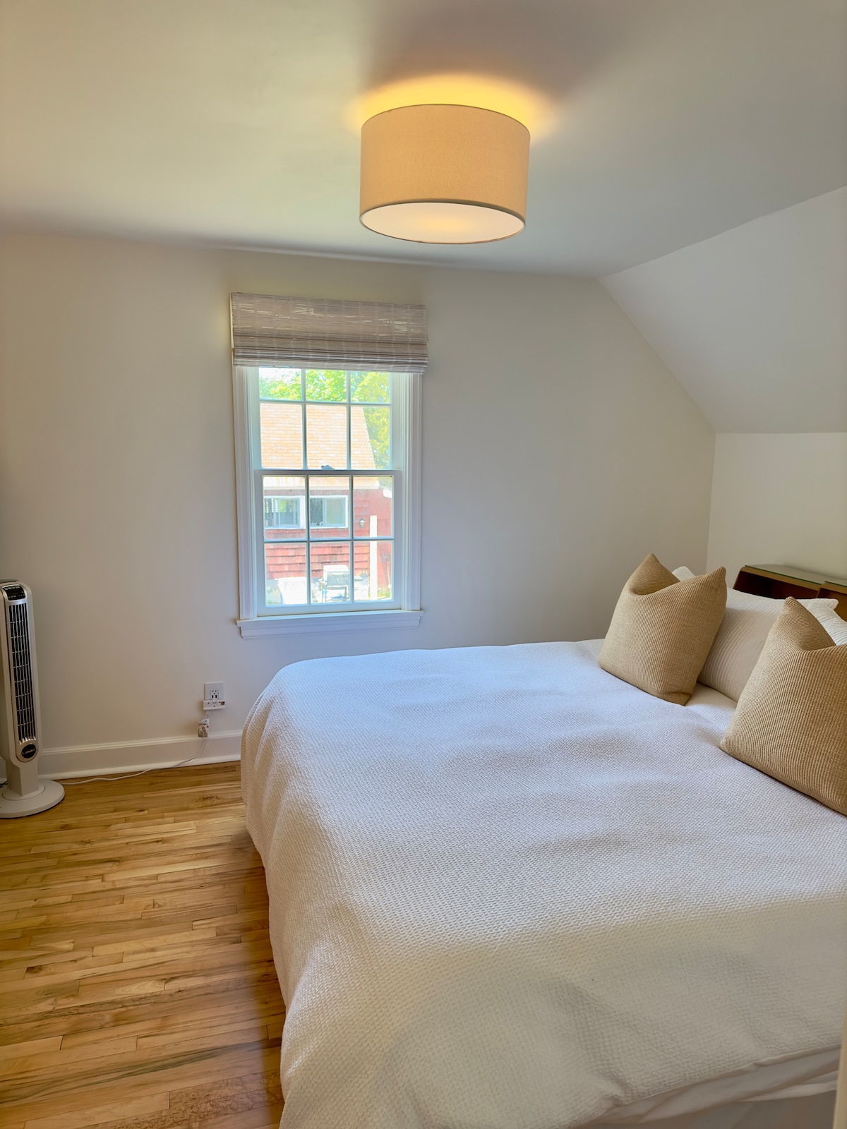Second bedroom with king size bed. 