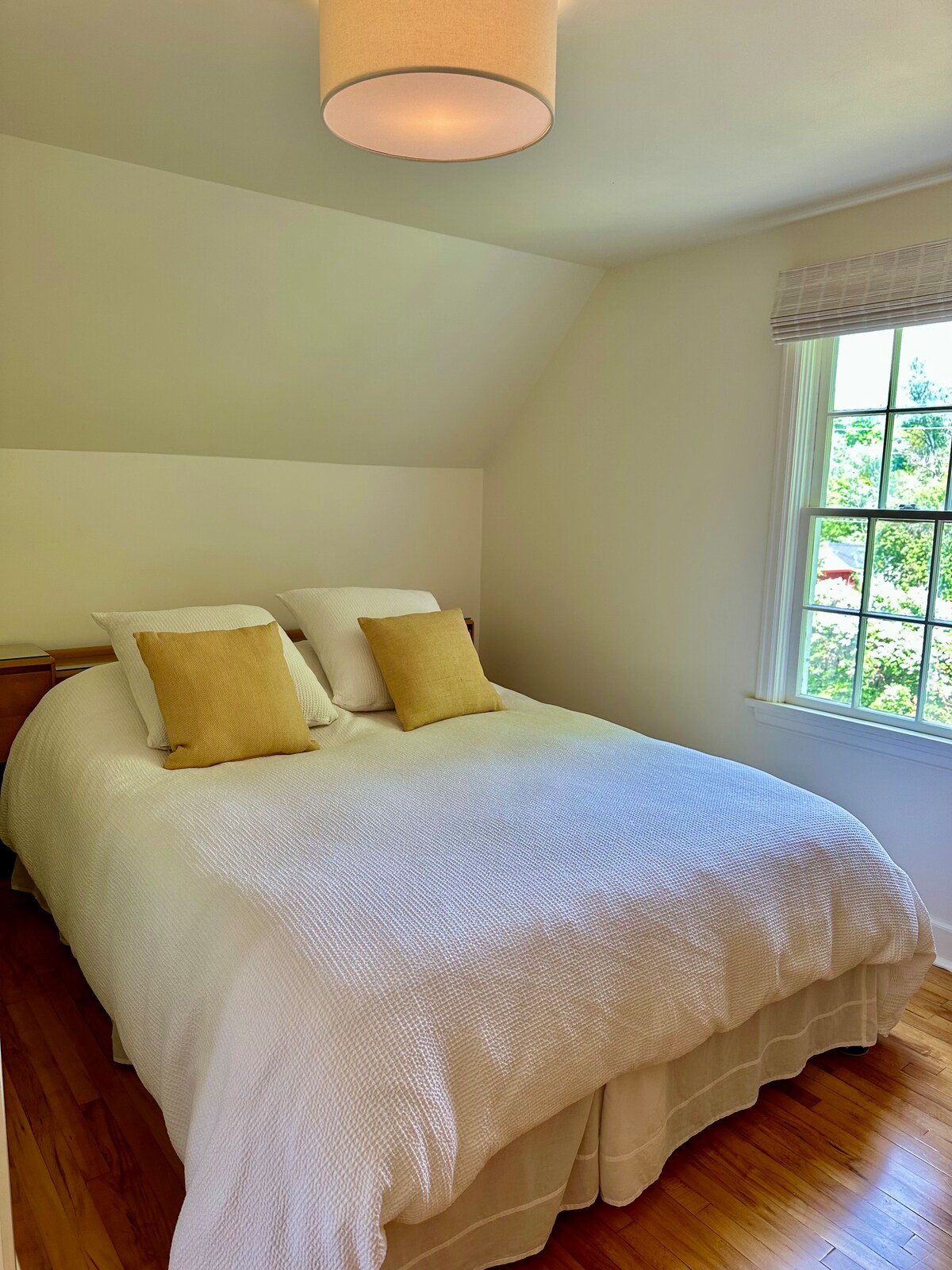 Third bedroom with queen size bed. 