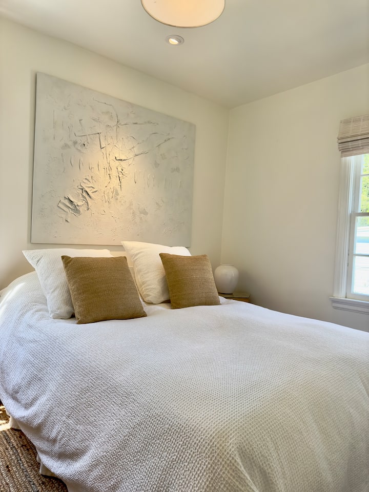 Chumba cha kulala cha ghorofa ya kwanza kilicho na kitanda cha ukubwa wa malkia na kabati la kujipambia kwa ajili ya kuhifadhi. Chumba cha kulala cha ghorofa ya 1 kinaweza kutumia kabati la ghorofa ya mbele kwa 